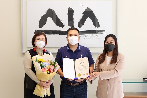 피터 정(가운데) AIA생명 대표이사가 '2021 서울사회복지대회'에서 수상한 서울시장상패를 들고 기념사진을 촬영하고 있다. (사진=AIA생명)