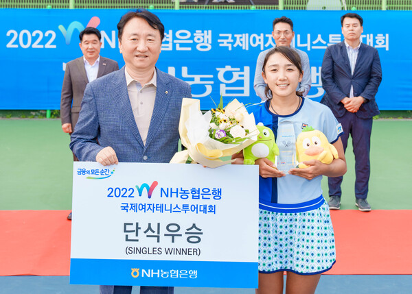 지난 28일 경기도 고양시 농협대학교 내 올원테니스파크에서 열린 2022 NH농협은행 국제여자테니스투어가 끝난 뒤 NH농협은행 권준학 은행장(왼쪽)과 대회 단식 우승자인 오카무라 교카(오른쪽)가 기념촬영을 하고 있다. (사진=NH농협은행)