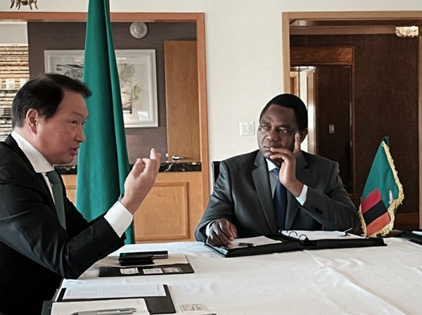 최태원 SK 회장이 지난 20일(현지 시각) 미국 뉴욕에서 하카인데 히질레마(Hakainde Hichilema) 잠비아 대통령을 만나 사업협력 방안을 논의하고 있다. (사진=SK)