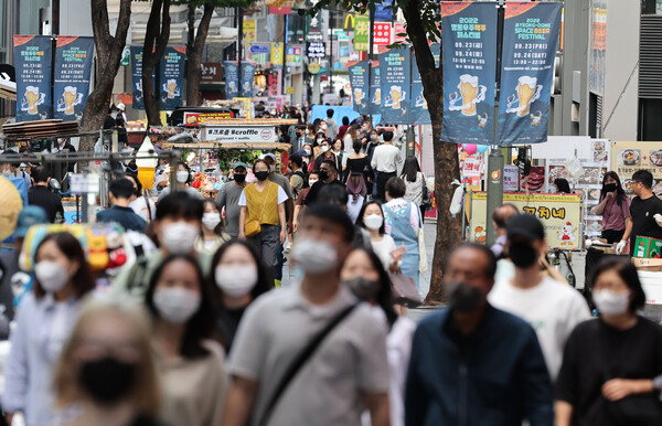 서울 명동거리에서 마스크를 쓴 시민과 관광객들이 걸어가고 있다. (사진=연합뉴스)