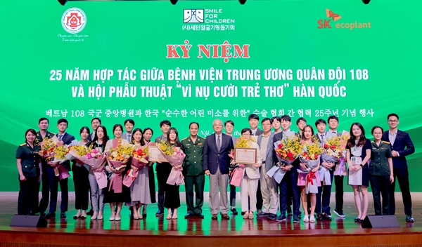 SK는 지난 19일부터 23일까지 베트남 수도 하노이의 108군사중앙병원에서 분당서울대병원, 국내 의료 봉사단체인 세민얼굴기형돕기회(이하 세민회)와 '베트남 얼굴기형 어린이 무료수술' 행사를 진행했다고 26일 밝혔다. 베트남 108국군중앙병원과 한국의 '순수한 어린 미소를 위한' 수술협회 간 협력 25주년 기념행사에서 참석자들이 기념촬영을 하고 있다. (사진=SK에코플랜트)