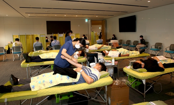 NH투자증권 임직원들이 28일 서울 여의도 파크원 NH금융타워에서 열린 '사랑의 나눔 헌혈' 행사에 참여하고 있다. (사진=NH투자증권)