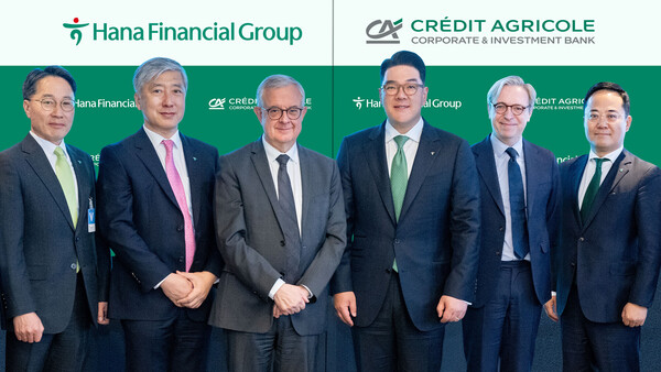 하나금융그룹은 지난 27일(현지시각) 오후 프랑스 몽루주 소재 크레디 아그리콜 그룹 본사를 방문해, 글로벌 CIB 분야 선도 은행인 크레디 아그리콜 CIB(Crédit Agricole Corporate and Investment Bank)와 유럽 지역 글로벌 비즈니스 확대를 위한 업무협약을 체결했다. 이은형 하나금융그룹 부회장(사진 왼쪽에서 네번째)과 자비에 무스카 크레디 아그리콜 그룹 수석부회장 겸 CIB 최고경영자(사진 왼쪽에서 세번째)가 협약식을 마치고 기념촬영을 하고 있다. (사진=하나금융그룹)