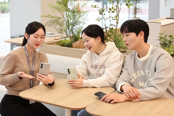 삼성스토어 매니저가 '갤럭시 A16 LTE'에 대해 안내하고 있다. (사진=삼성전자)