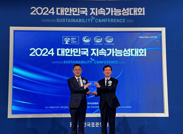 대한민국 지속가능성대회 시상식에서 (왼쪽부터) 유정선 금호타이어 미래성장사업담당 상무(왼쪽)와 문동민 한국표준협회장이 기념사진을 촬영 모습. (사진=금호타이어)