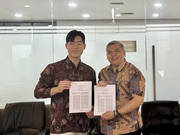 최근 인도네시아 자카르타 에서 열린 협약식에서 민환기 마인즈그라운드 대표(왼쪽)와 쿠르니아 룸도니(Kurnia Rumdhony) PLN 부사장이 에너지 컨설팅 관련 협약 체결 후 기념촬영을 하고 있다. (사진=마인즈그라운드)