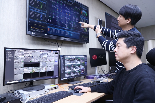 LG유플러스가 교통신호정보를 실시간으로 제공할 수 있는 무선통신망을 인천광역시에 구축한다고 3일 밝혔다. LG유플러스 직원들이 관제 시스템을 통해 통신망을 살펴보고 있다. (사진=LG유플러스)