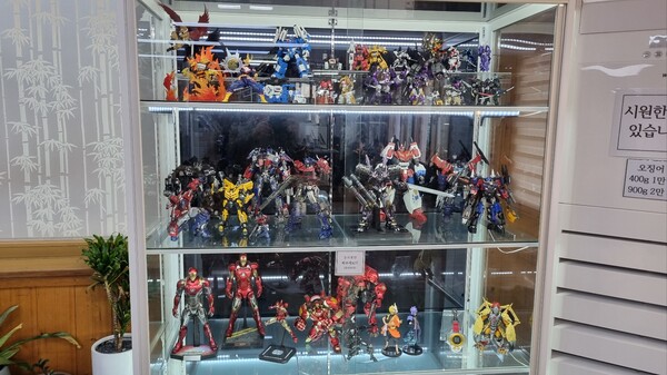 벽면 두 곳에 자리 잡은 프라모델 장식장, 전문가의 솜씨를 느낄 수 있었다. (사진=전수영 기자)