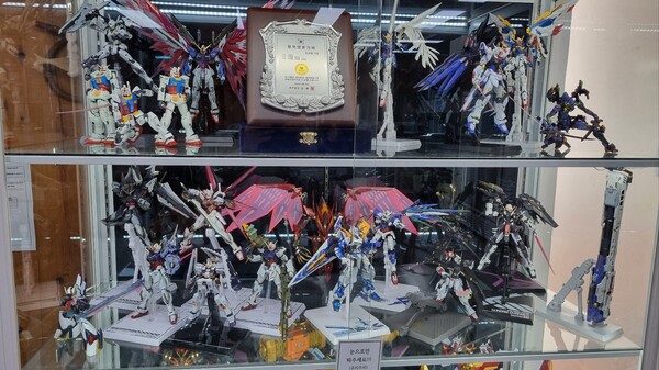 벽면 두 곳에 자리 잡은 프라모델 장식장, 전문가의 솜씨를 느낄 수 있었다. (사진=전수영 기자)