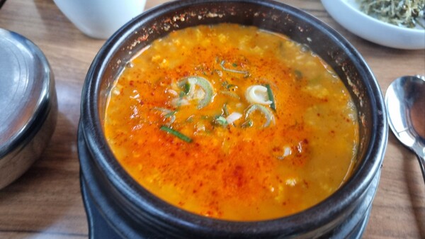 얼큰하면서도 개운한 맛의 '얼큰순두부'. 대도시에서 파는 순두부찌개와는 맛과 색이 다르다. 전날 밤 술을 마신 이들에게 정말 고마운 맛이다. (사진=전수영 기자)