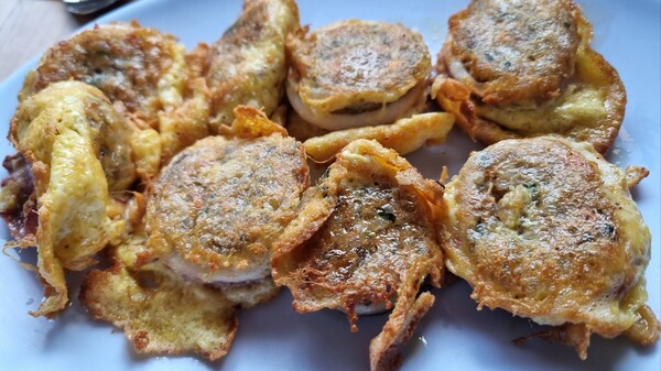 전날 저녁 '구구집'에서 먹었던 오징어순대보다는 크기가 작았지만 속은 꽉 찼다. 기름으로 부친 음식이라 아침으로 먹기에는 부담스러울 것 같았지만 기름기가 쏙 빠져 전혀 문제 없었다. (사진=전수영 기자)