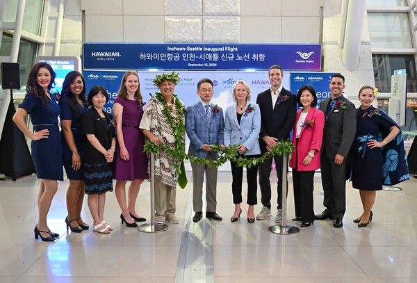 인천공항에서 하와이안항공이 인천-시애틀 신규 취항을 기념해 단체 촬영하고 있다. (사진=인천공항)