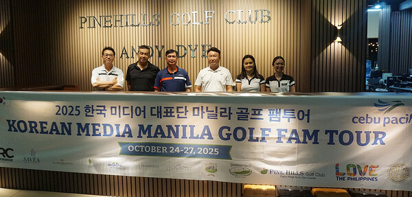 (왼쪽부터) 최혁 IRC 대표, 보이 블루 오캄포 이글릿지골프클럽 GM, 라밀 엘 빌라누에바 이사장, 김정인 이글릿지골프클럽 파인힐스 대표가 디념촬영을 하고 있다. (사진=IRC)