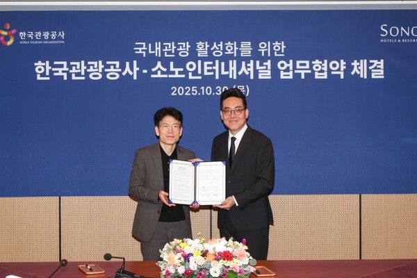 (왼쪽) 이상민 공사 국민관광본부장 직무대리와 소노인터내셔널 최종훈 부대표가 기념촬영을 하고 있다. (사진=한국관광공사)