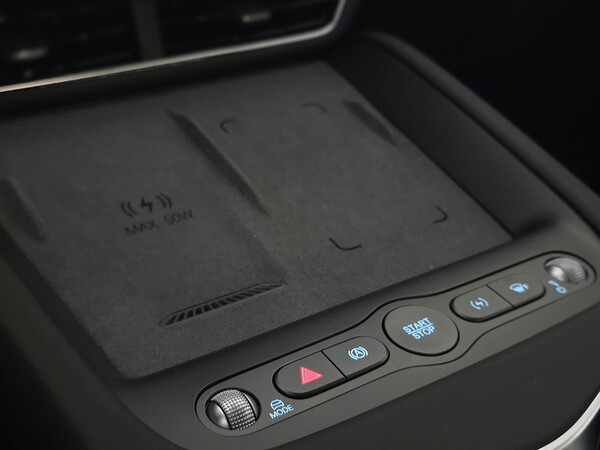 BYD 씨라이언 7 1열에 위치한 휴대폰 충전공간. (사진=권진욱 기자)