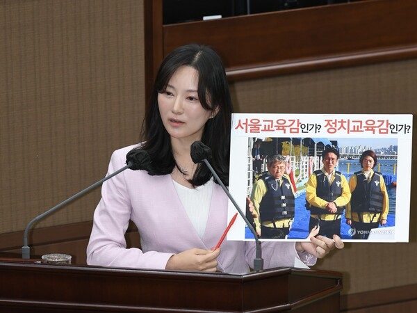 윤영희 서울시의회 교통위원회 의원은 지난 18일 본회의 시정 질의에서 정근식 교육감에게 질의를 하고 있다. (사진=서울시의회)