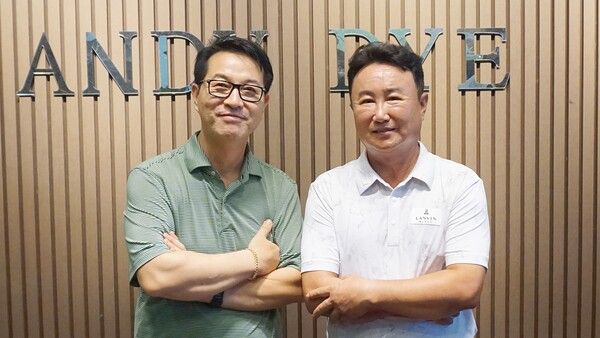 이글릿지골프앤컨트리클럽이 2025년 한국 겨울 시즌 예약 접수를 시작한다. 최혁 IRC 대표(왼쪽)와 김정인 이글릿지골프클럽 파인힐스 회장이 기념촬영을 하고 있다. (사진=IRC)