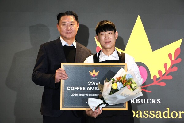 손정현 스타벅스 코리아 대표이사(왼쪽)와 22대 커피 앰배서더로 선발된 김도형 파트너가 기념촬영을 하고 있다. (사진=스타벅스코리아)