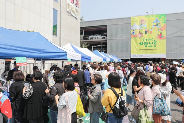 지역 상생과 기부 문화 확산을 위한 자선 행사인 '제14회 동아제약 사랑나눔바자회'에 사람들이 몰려 있다. (사진=동아제약)