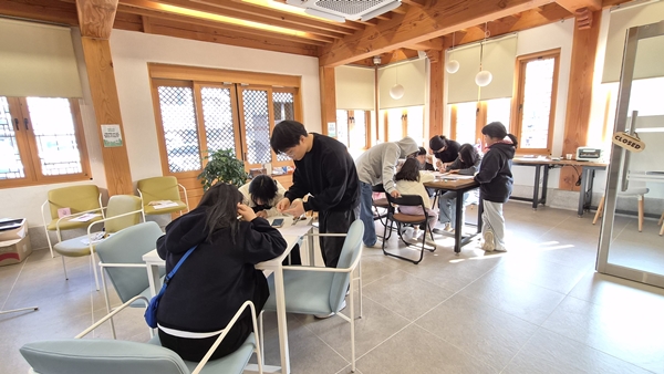 한국전통문화대학교 가상박물관 기획 홍보팀이 충남 부여군 백강문화관 여행자 쉼터에서 전시 홍보를 위한 슈링클스 팝업스토어형 체험 부스를 운영하고 있다. (사진=한국전통문화대학교)