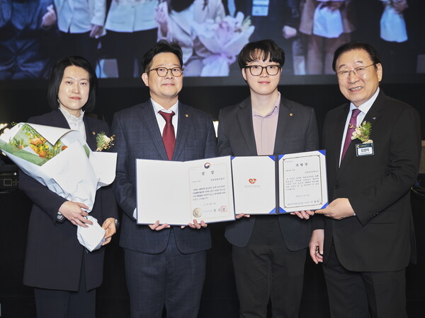 25일 열린 ‘2025 지역사회공헌 인정제’ 시상식에서 보건복지부 장관상과 특별상을 수상한 한화생명 임직원과 김성이 사회복지협의회장(오른쪽 첫 번째)이 기념촬영을 하고 있다. (사진=한화생명)