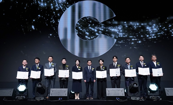 HS효성첨단소재가 7년 연속 지역사회공헌 인정기업으로 선정됐다. 25일 서울 엘타워에서 열린 '2025년 지역사회공헌 인정의 날' 기념식에서 최형식 HS효성 커뮤니케이션실 상무(오른쪽 세 번째))가 다른 인정 기업 관계자들과 함께 기념 촬영을 하고 있다. (사진=HS효성)