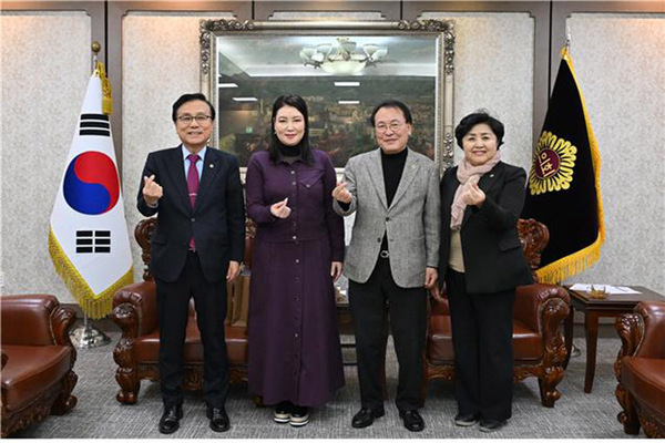 서울시의회와 울란바타르시의회가 복지·보건 분야 교류 확대 방안을 논의 한 후 (왼쪽부터) 강석주 서울시의원, 울란바타르시의회 행정위원장, 이종환 서울시의회부의장, 김영옥 보건복지위원장이 기념촬영을 하고 있다. (사진=서울시의회)