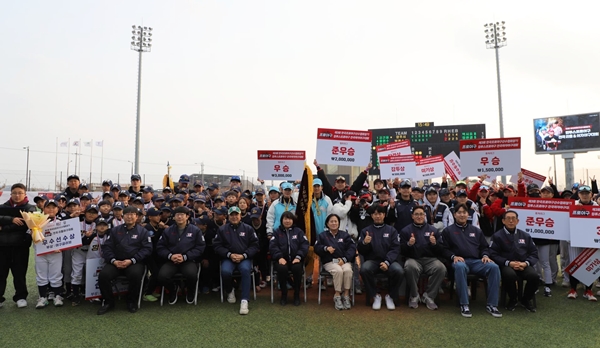 컴투스가 후원한 '제3회 한국프로야구선수협회장기 컴투스프로야구 리틀&여자야구대회'에 참가한 선수들이 기념 촬영을 하고 있다. (사진=컴투스)