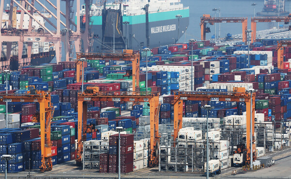 컨테이너가 쌓여 있는 평택항. (사진=연합뉴스)