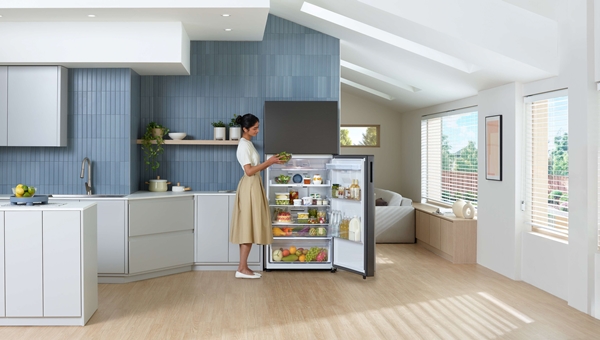 모델이 중남미에서 인기가 높은 상냉동·하냉장 냉장고를 소개하고 있다. (사진=삼성전자)