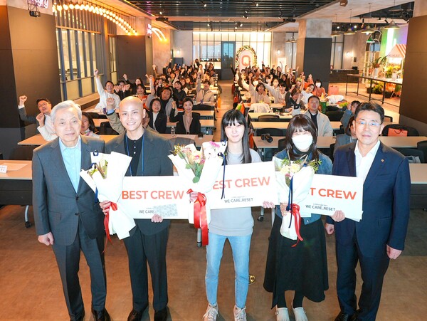 지난 25일 서울 드림플러스 강남 이벤트홀에서 열린 암 경험청년 돌봄 캠페인에 참여한 임석현 한화생명 기획실장(오른쪽 첫 번째)과 이민혁 대한암협회 회장(왼쪽 첫 번재)이 암경험 청년들과 기념촬영을 하고 있다. (사진=한화생명)