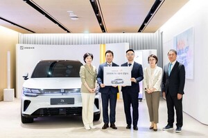 지커, 전기 SUV '7X' 국내 고객 인도…1호차 SK온에 전달